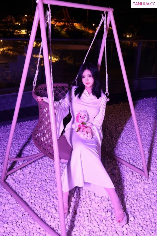   [XiuRen]高清写真图 2024.10.31 No.9376 小薯条nienie 丝袜美腿第33张图片